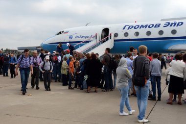  Ziyaretçiler Uluslararası Havacılık ve Uzay salonu Maks-2013 de uçak Yak-40 incelemek.