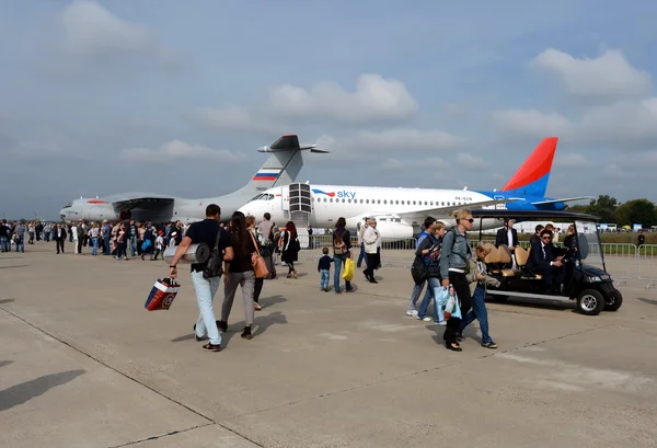 Personas en el salón internacional de aviación y espacio MAKS-2013 . —  Fotos de Stock