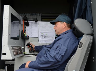  Balonun aktarılan pilot desen izlerken.