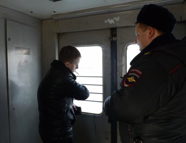  Çalışanları taşıma polis, Sigara içen bir trende yakaladı..