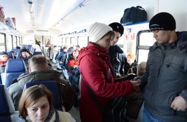  Banliyö elektropoezda biletleri müfettişleri kontrol.