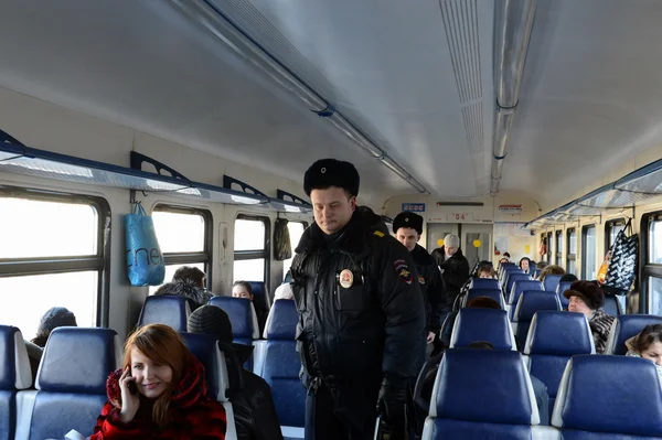 Полиция в вагонах пригородных поездов . — стоковое фото