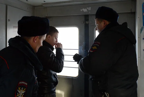 交通警察の従業員が列車で喫煙者をキャッチ. — ストック写真