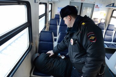  Bir polis memuru bir banliyö tren içinde uyuyan bir yolcu kadar uyanır.