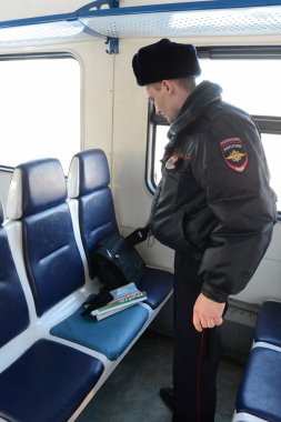  Bir polis memuru araba banliyö trenleri sol şeyler denetler.