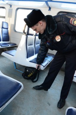  Bir polis memuru araba banliyö trenleri sol şeyler denetler.
