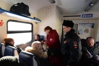   Banliyö elektropoezda biletleri müfettişleri kontrol.