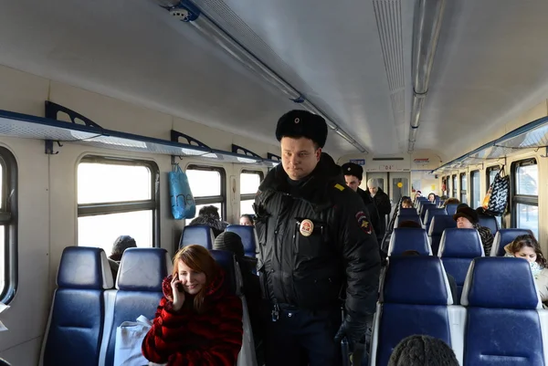 Полиция в вагонах пригородных поездов . — стоковое фото