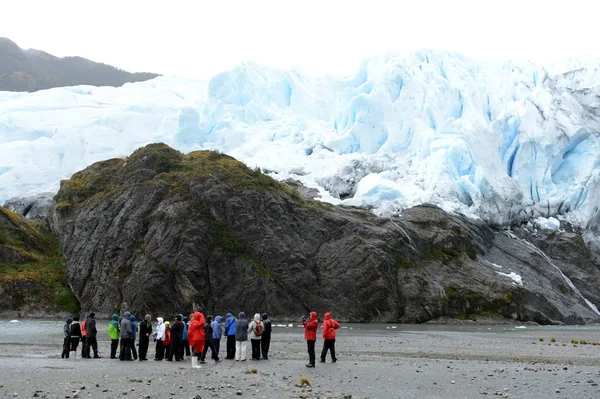 Turistas al pie del glaciar Aguila . — Foto de Stock