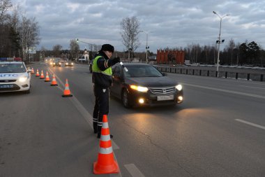  Trafik polisi Müfettiş arabayı durdurur.