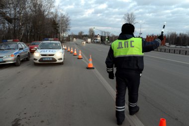  Trafik polisi Müfettiş arabayı durdurur.