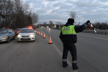  Trafik polisi Müfettiş arabayı durdurur.