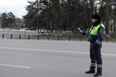  Trafik polisi Müfettiş arabayı durdurur.