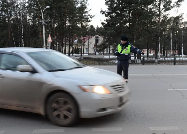 Trafik polisi Müfettiş arabayı durdurur. — Stok fotoğraf