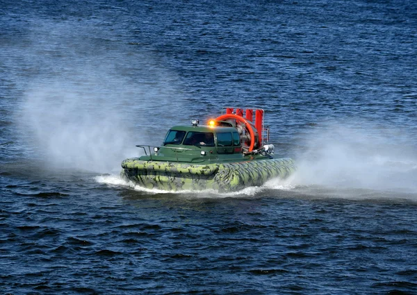 Amphibious boat "Slavir 636" on the river Moscow. — Stock Photo, Image