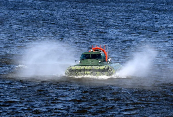 Barco anfíbio "Slavir 636" no rio Moscou . — Fotografia de Stock