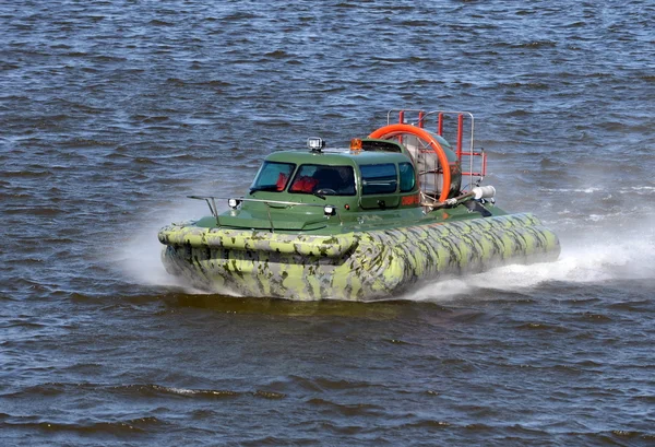 Amphibienboot "slavir 636" auf dem Fluss Moskau. — Stockfoto