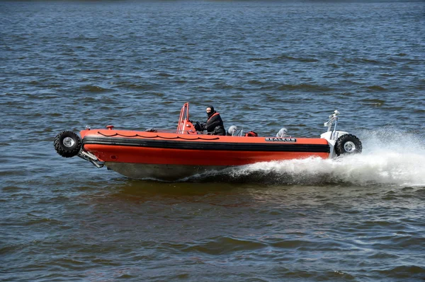 Barca anfibia "SEALEGS" sul fiume Mosca . — Foto Stock