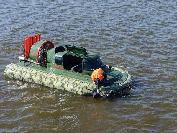 Utbildning på amphibious båten "Slavir 636" att rädda en drunknande person. — Stockfoto