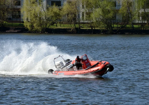 Bateau amphibie "SEALEGS" sur la rivière Moscou . — Photo