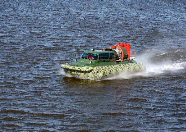 Barco anfíbio "Slavir 636" no rio Moscou . — Fotografia de Stock