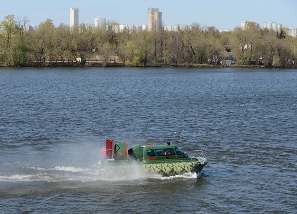 Amfibi tekne "Slavir 636" Moskova Nehri üzerinde. — Stok fotoğraf