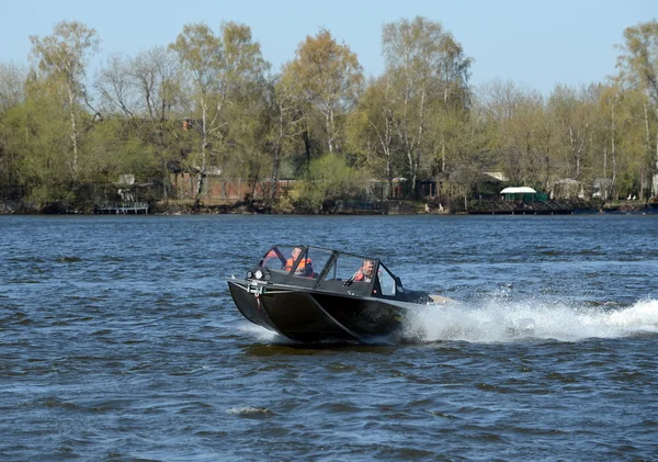 Prędkość łodzi "Ka-Khem 730" na rzece Moskwa. — Zdjęcie stockowe