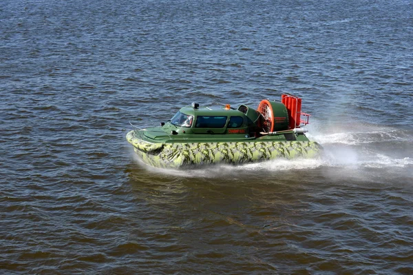 Barco anfibio "Slavir 636" en el río Moscú . — Foto de Stock