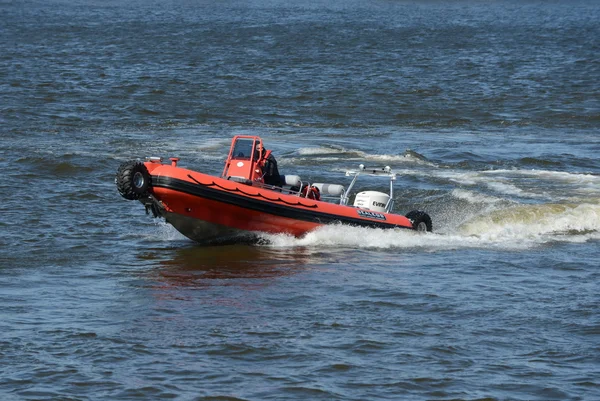 Barco anfibio "SEALEGS" en el río Moscú . — Foto de Stock