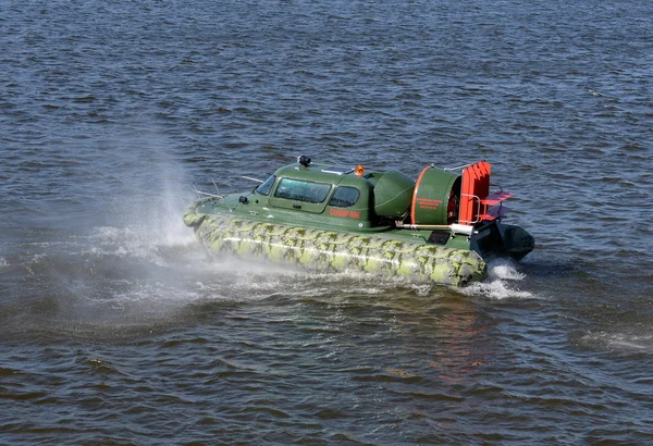 Barca anfibia "Slavir 636" sul fiume Mosca . — Foto Stock