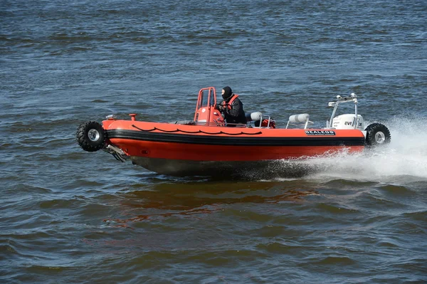 Barca anfibia "SEALEGS" sul fiume Mosca . — Foto Stock