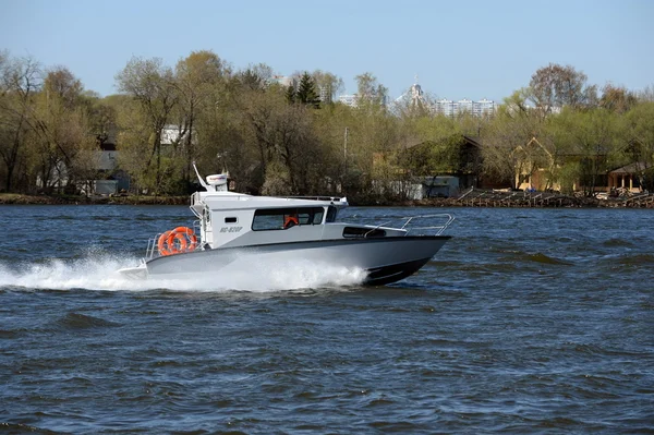 Barco de patrulha no rio Moscou . — Fotografia de Stock