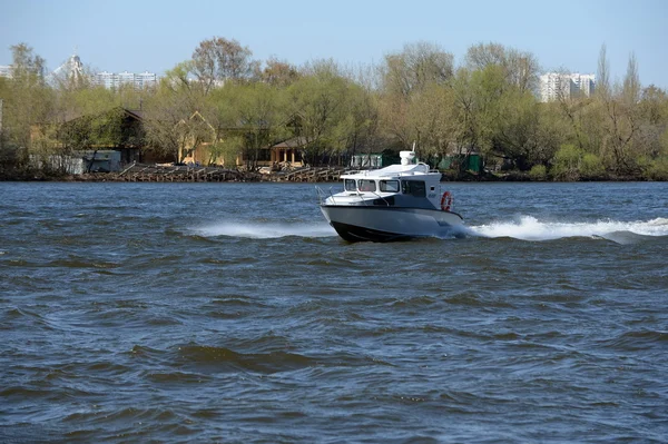 Patrol boat on the river Moscow. — Stock Photo, Image