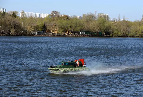 Barco anfibio "Slavir 636" en el río Moscú . —  Fotos de Stock