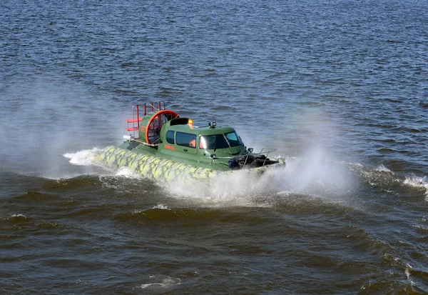 Amphibious boat "Slavir 636" on the river Moscow. — Stock Photo, Image