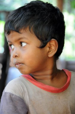Sri Lanka Adası köyünden bilinmeyen çocuk.