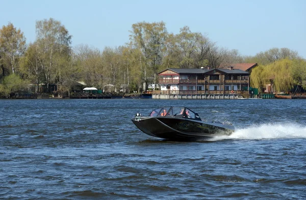 Hız tekne "Ka-Khem 730" Moskova Nehri üzerinde. — Stok fotoğraf