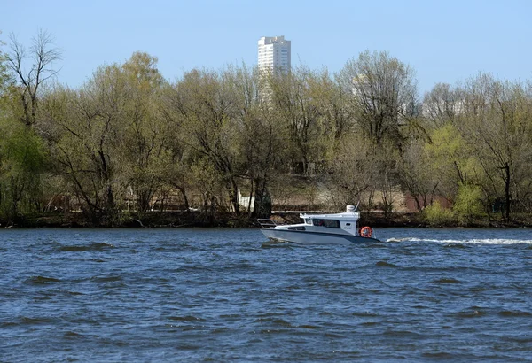 Barco patrulla en el río Moscú . —  Fotos de Stock