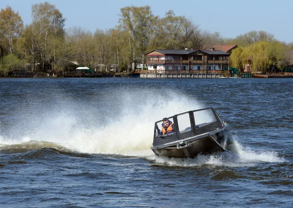 Hız tekne "Ka-Khem 665" Moskova Nehri üzerinde. — Stok fotoğraf