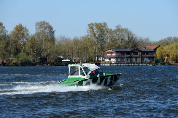 Patrullbåt vid floden Moskva. — Stockfoto