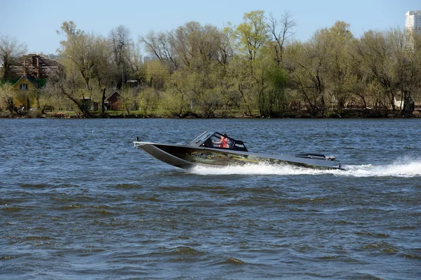 Bateau de vitesse "Ka-Khem 730" sur la rivière Moscou . — Photo