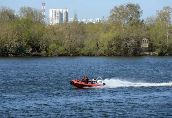 Amfibiska båt "Sealegs" vid floden Moskva. — Stockfoto