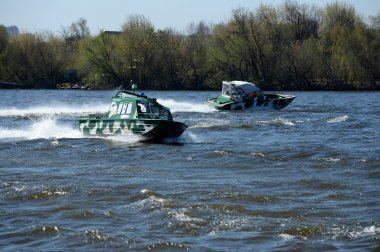  Moskova Nehri üzerinde devriye botları.
