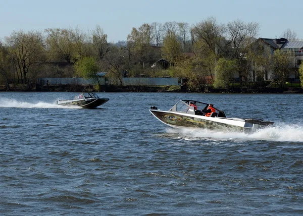 Bateaux de vitesse "Ka-Khem" sur la rivière Moscou . — Photo