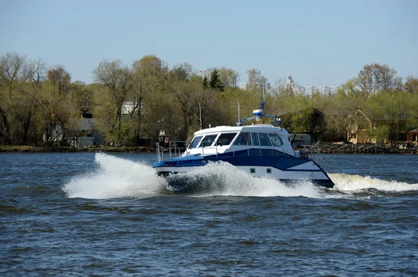 "Korabel" Moskova Nehri üzerinde tekne. — Stok fotoğraf