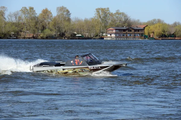 Prędkość łodzi "Ka-Khem 665" na rzece Moskwa. — Zdjęcie stockowe