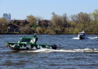  Moskova Nehri üzerinde devriye botları.