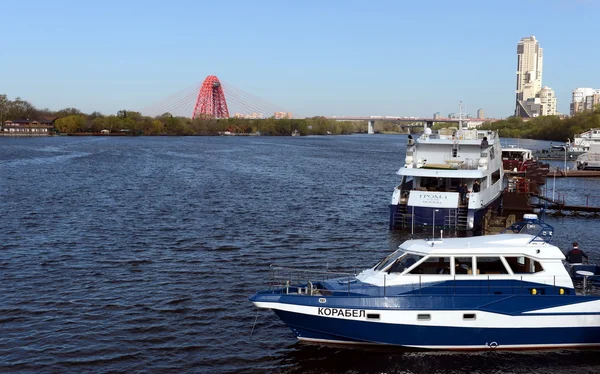 Der Moskauer Fluss im Bereich der malerischen Brücke. — Stockfoto