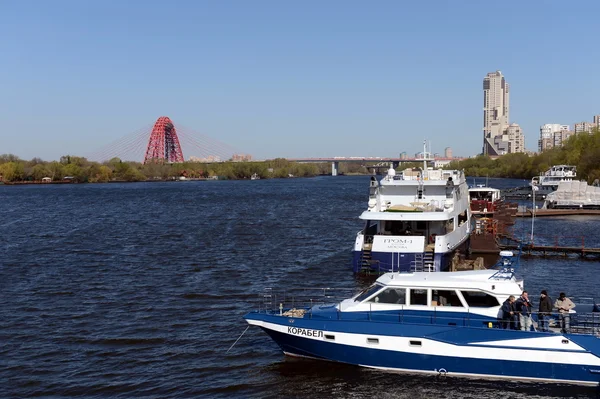 Der Moskauer Fluss im Bereich der malerischen Brücke. — Stockfoto