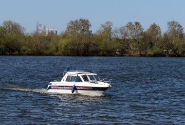  Tekne Gims Emercom, Moskova Rusya'nın Moskova Nehri boyunca hareket eder..